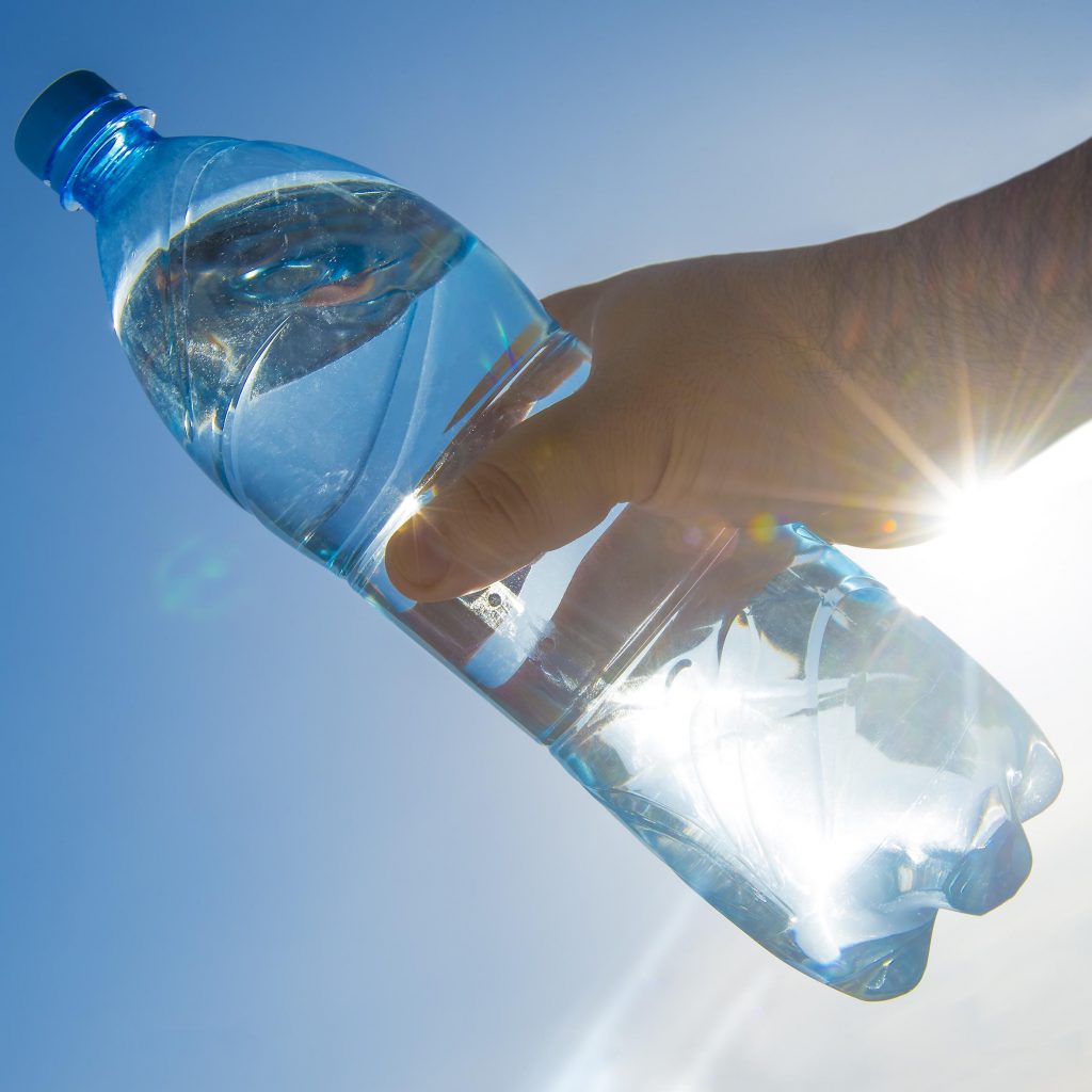 Бутылка воды в руке. Бутылка для воды. Пластиковая бутылка для воды. Прозрачная пластиковая бутылка.